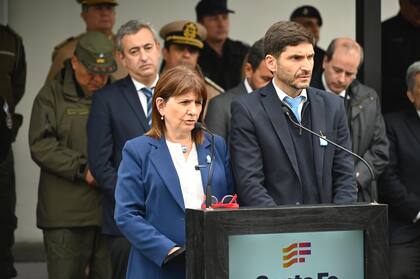 La ministra Patricia Bullrich junto al gobernador santafesino Maximiliano Pullaro
