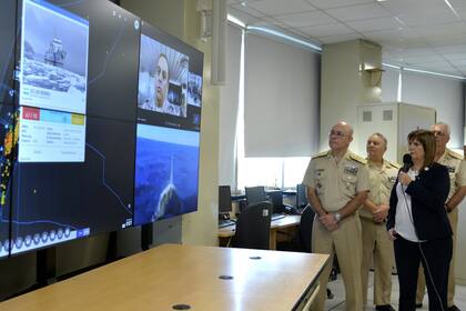 La ministra Patricia Bullrich mantuvo una comunicación con el capitán Alejandro Girard, a cargo del guardacostas GC-28 Prefecto Derbes, que patrulla la Zona Económica Exclusiva