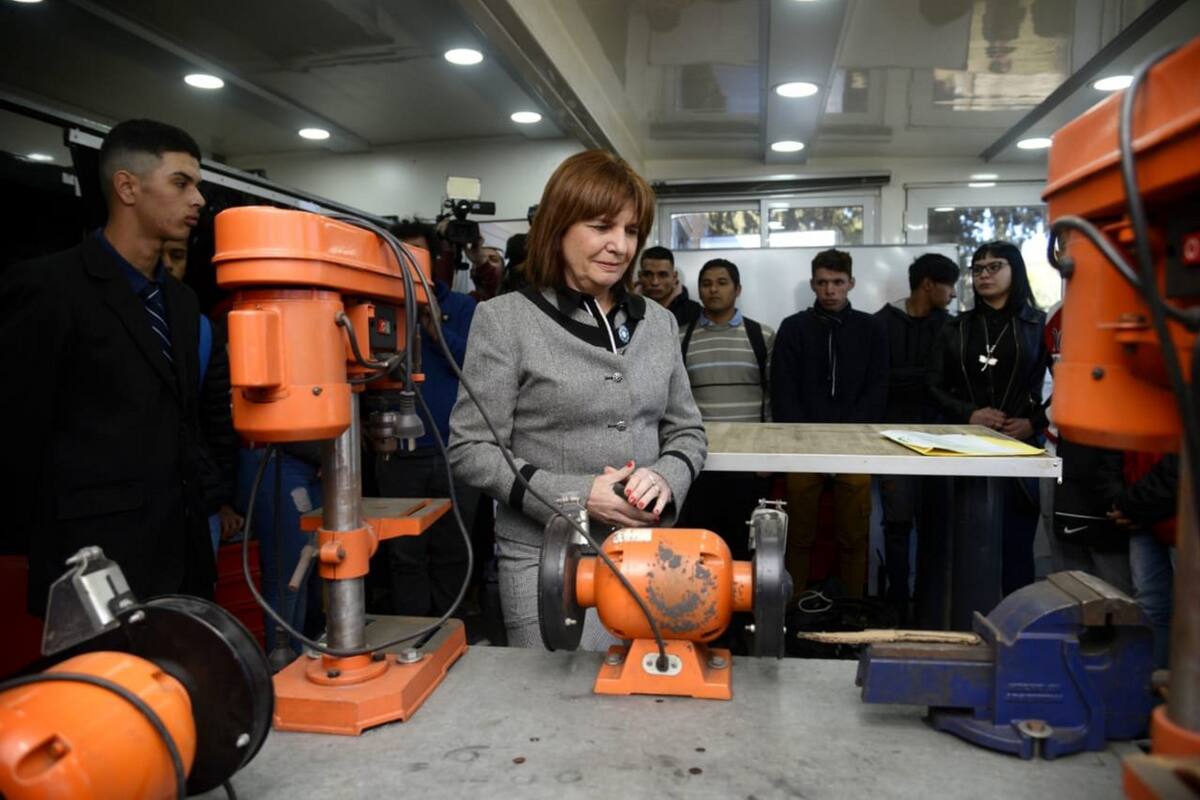 La ministra Patricia Bullrich visitó el aula-taller de herrería