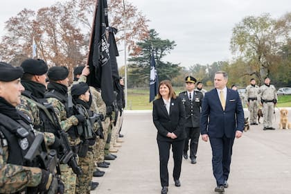 La ministra Patricia Bullrich y el jefe de la Policía de Seguridad Aeroportuaria, Alfredo Gallardo