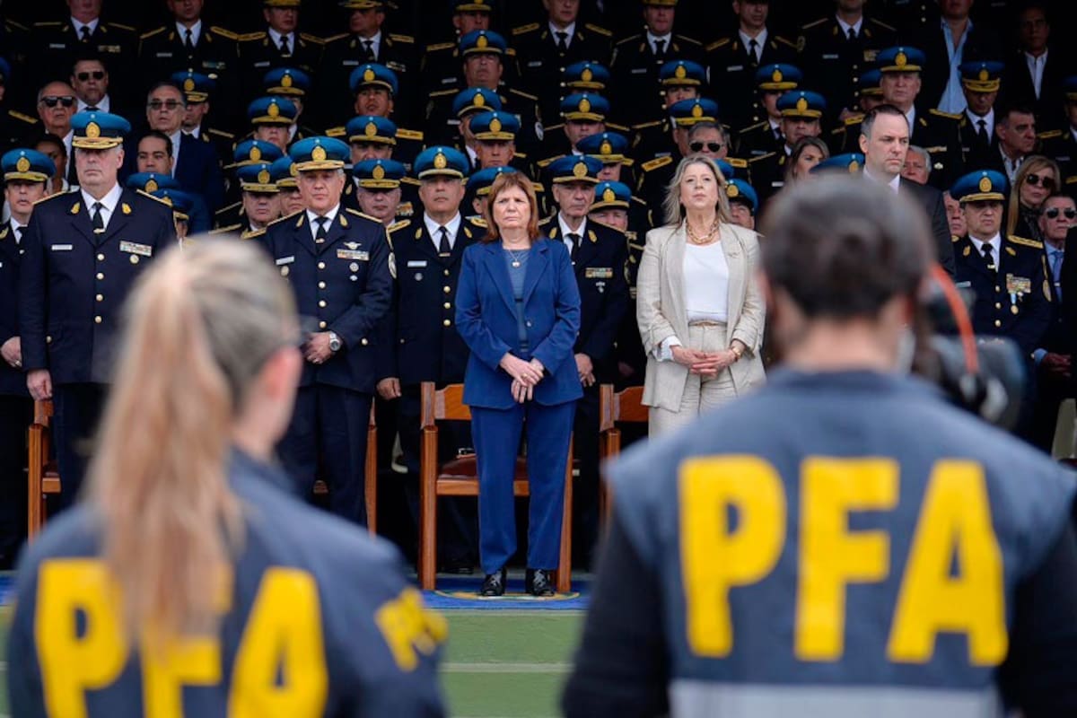 La ministra Patricia Bullrich y la secretaria de Seguridad, Alejandra Monteoliva, en el acto por la semana de la PFA