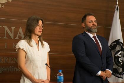 La ministra Sabina Frederic junto al jefe de la Policía de Seguridad Aeroportuaria, José Glinski
