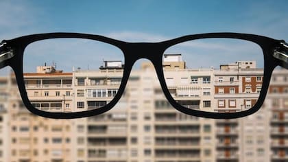 La miopía está causada por una combinación de factores genéticos y ambientales que alteran el desarrollo normal del ojo