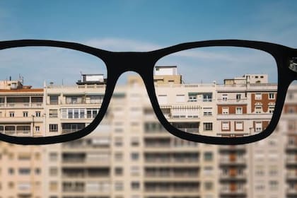 La miopía está causada por una combinación de factores genéticos y ambientales que alteran el desarrollo normal del ojo