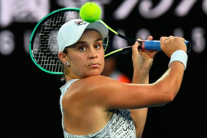 La mirada atenta en la pelota, la técnica elegante..., la N° 1, Ashleigh Barty, venció a Jessica Pegula y avanzó a las semifinales del Australian Open habiendo perdido sólo 17 games en cinco partidos.