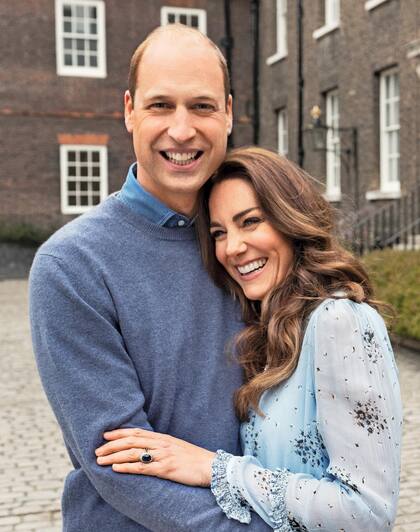 La mirada del amor: cómplices y abrazados, Kate y William
posaron para Chris Floyd en dos
flamantes retratos oficiales con motivo
de su aniversario. La duquesa luce un
vestido de la firma Ghost (ya lo usó en otras
oportunidades) y un colgante de diamantes
Daisy Heritage de Asprey, que se cree fue
regalo de su marido, el príncipe William
