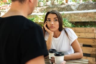 El hábito de bajar la mirada al hablar no es por timidez, sino por pura concentración