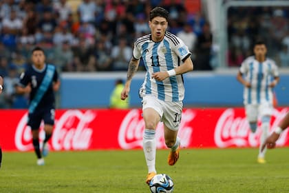 La mirada hacia adelante, postura de crack: una imagen de Matías Soulé, jugador de la selección argentina