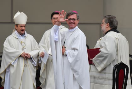 La misa de inicio del ministerio pastoral de Jorge García Cuerva como nuevo arzobispo de Buenos Aires se desarrollaba esta tarde en la Plaza de Mayo, con la presencia del presidente Alberto Fernández, parte de su gabinete, dirigentes políticos y de diferentes ámbitos.