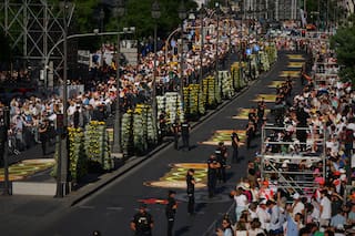 La misa del Papa en España incluye una procesión sobre flores en una muestra de devoción popular