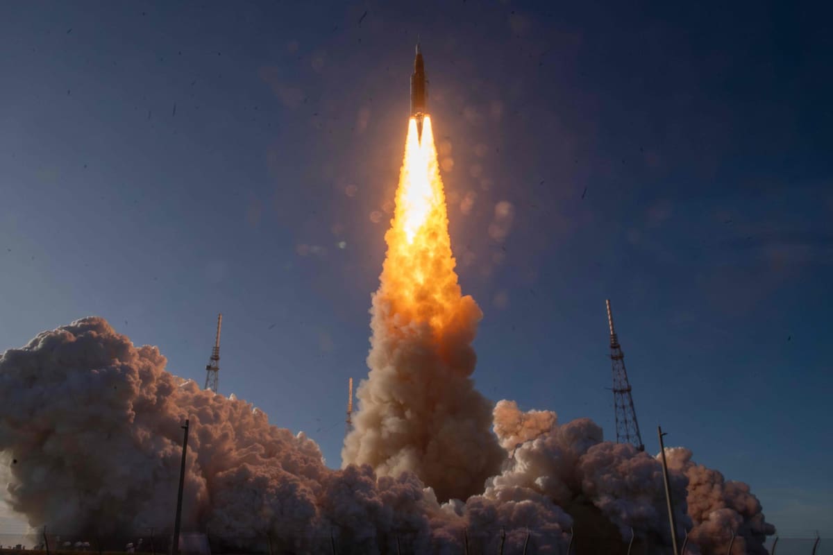 La misión Artemis II despegó el 1 de abril de 2026 desde el Complejo de Lanzamiento 39B del Centro Espacial Kennedy de la NASA en Florida
