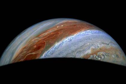La misión Juno de la NASA aportó nuevas observaciones sobre Júpiter que modifican de manera sustancial el conocimiento previo del planeta