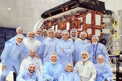 La misión lleva al espacio una compleja tecnología de observación de la Tierra mediante radar de apertura sintética (BAR) en banda L, especialmente diseñado para detectar la humedad del suelo