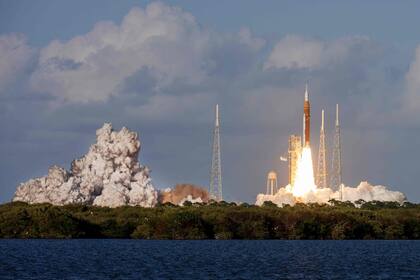 La misión lunar tripulada Artemis II despega desde la plataforma 39B del Centro Espacial Kennedy en Cabo Cañaveral, Florida, el 1 de abril de 2026