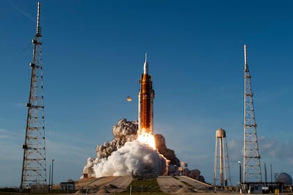 La misión lunar tripulada Artemis II despega desde la plataforma 39B del Centro Espacial Kennedy, en Cabo Cañaveral, Florida, el 1 de abril de 2026