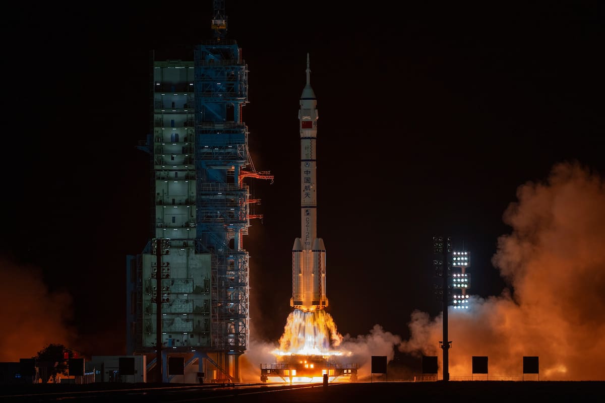 La misión tripulada Shenzhou-23 despega ayer domingo en el Centro de Lanzamiento de Satélites en Jiuquan, en el noroeste de China