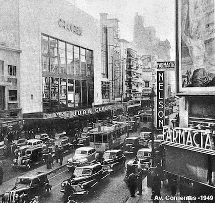 La misma fachada pero otra realidad urbana: durante las primeras décadas de su historia en el Gran Rex solamente se proyectaban películas para esos 3262 espectadores, la sala con mayor cantidad de butacas de la ciudad