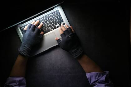 La misma modalidad se repite por correo electrónico o plataformas de mensajerías y es clave dudar de los remitentes deconocidos