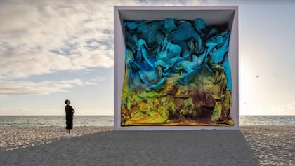 La misma obra de Refik Anadol, "Machine Hallucinations: Coral", en la playa del Faena Hotel, en Miami, en diciembre pasado