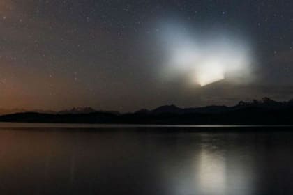 La misteriosa luz se pudo ver en la noche del domingo en la ciudad patagónica. Fuente: Santiago Arévalo
