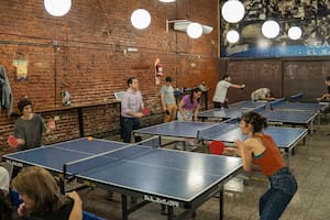 En medio del cansancio digital, cada vez más bares recuperan algo simple y poderoso: jugar cara a cara