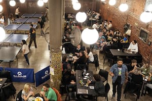 En medio del cansancio digital, cada vez más bares recuperan algo simple y poderoso