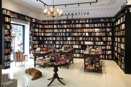 La Mistral, la librería de la escritora Andrea Stefanoni, está ubicada donde funcionaba el Teatro Arenal en Madrid, y sus dueños producen eventos de teatro, música, además de presentaciones y charlas con autores