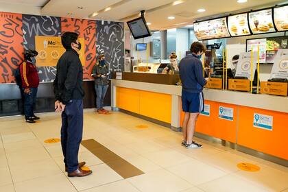 La mitad de las mesas y sin juegos para chicos. Cómo serán los locales de McDonald’s tras el fin de la cuarentena
