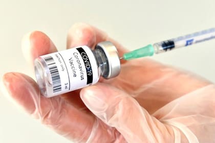La mitad de todos los adultos en Reino Unido han recibido al menos una dosis de la vacuna contra el coronavirus