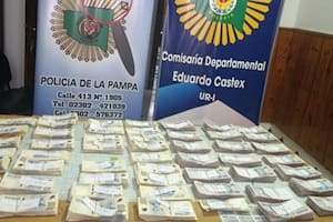 Encontró una mochila al costado de la ruta y se la llevó: tenía casi $90 millones
