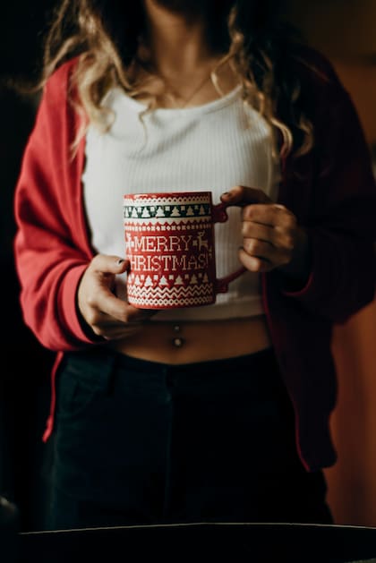 La moda del ugly sweater se extendió por todo el mundo en la década de los 2000 (Unsplash)