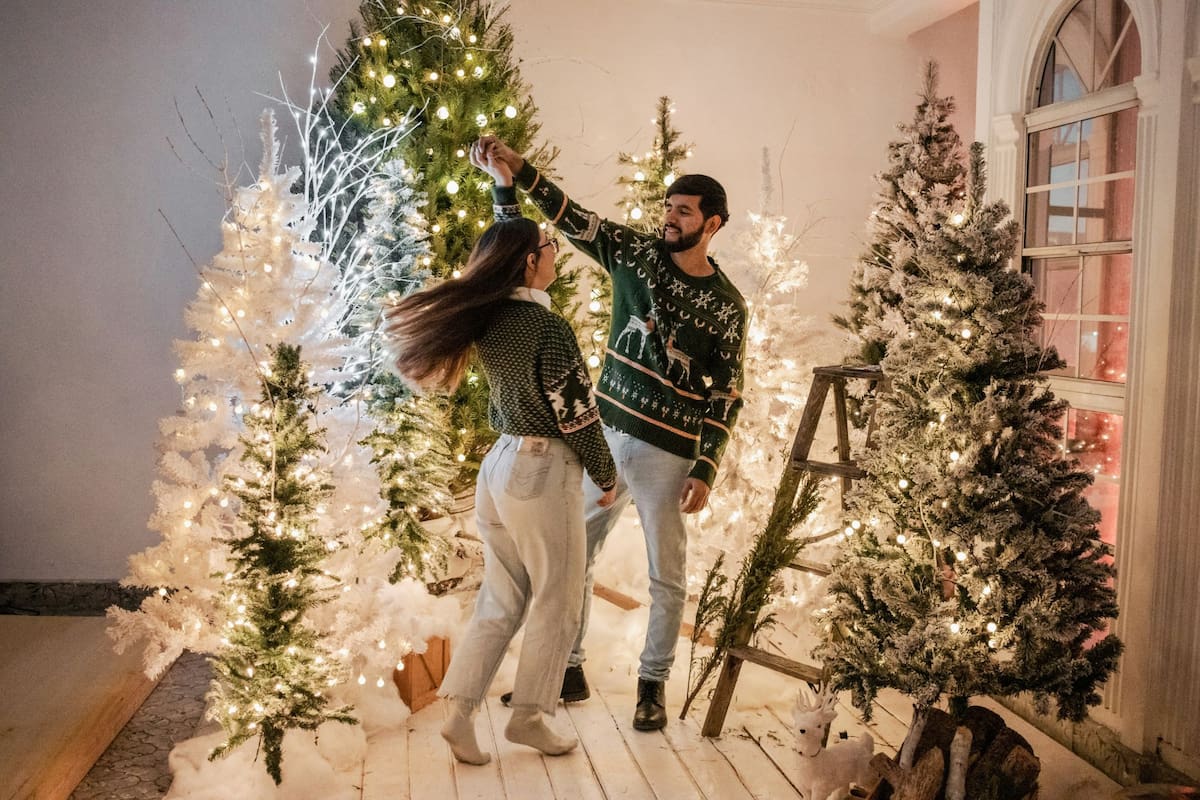 La moda del ugly sweater se potenció en los primeros años del nuevo milenio (Unsplash)