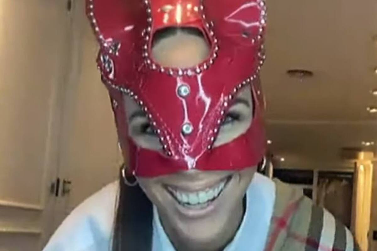 La modelo abrió las puertas de su casa y sorprendió al mostrar los "juguetes" que tiene en su enorme vestidor