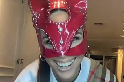 La modelo abrió las puertas de su casa y sorprendió al mostrar los "juguetes" que tiene en su enorme vestidor