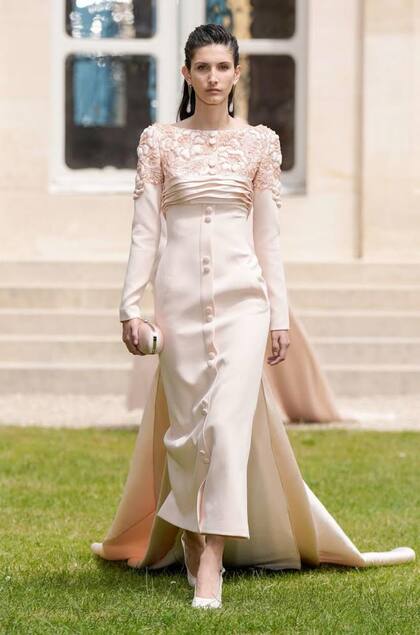 La modelo Alina Casas desfiló la colección otoño/invierno 2024 2025 de Georges Hobeika