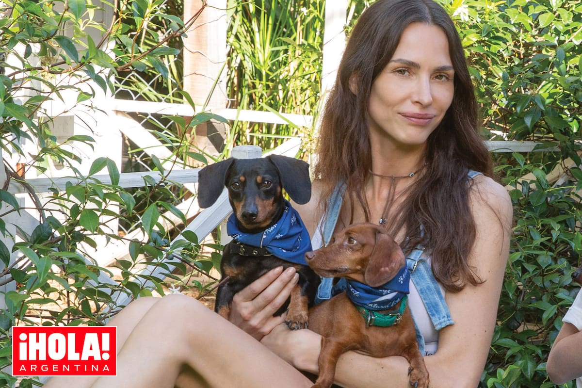 La modelo Andrea Bolatti posa con Amelie y María Jesús, dos de las adoradas perras de su amigo Ricardo Piñeiro.