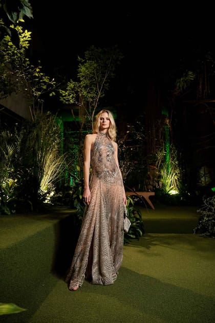 La modelo Antonella Graef, espléndida con un traje de Saiach.