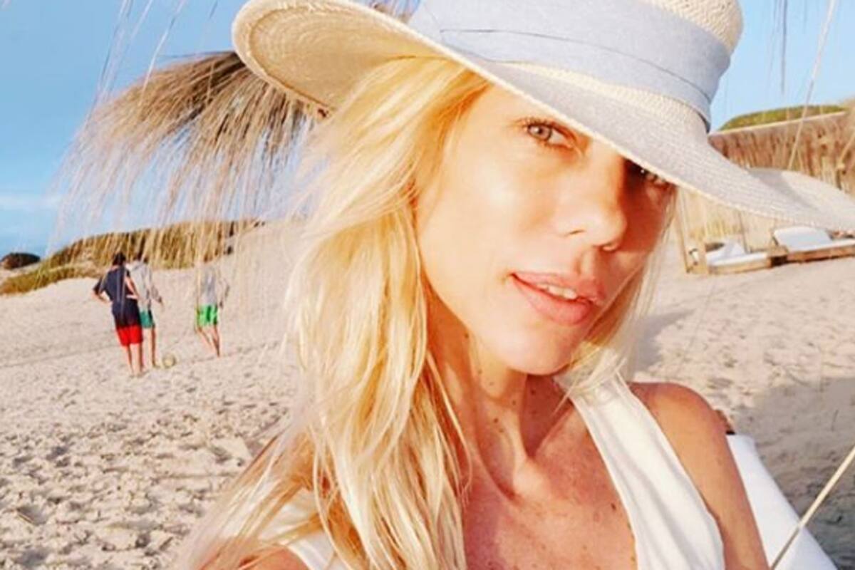 La modelo asistió a un conocido restaurante de Pinamar junto al conductor