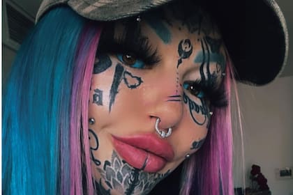 La modelo australiana que se tatuó los ojos y quedó temporalmente ciega
Foto: @amberluke666
