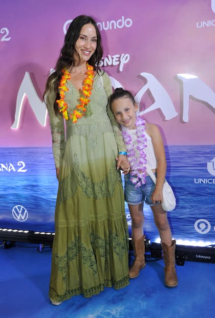 La modelo Camila Cavallo muy sonriente junto a Alma, la hija que comparte con el actor Mariano Martínez
