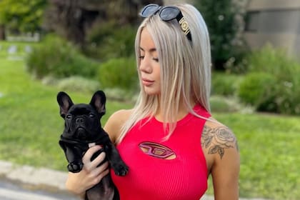 La modelo Candela Arizaga junto a Mafia, su bulldog francés negro