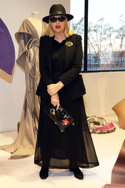 La modelo Carmen Yazalde quedó fascinada con la originalidad de la muestra: la exhibición permite no solo que la gente disfrute las piezas de Min, que están colgadas o dispuestas como si fueran esculturas, sino que también puede probárselas. "Entre Mundos" estará abierta al público hasta el 16 de septiembre (de lunes a domingos de 10 a 20 h con entrada gratuita), en el nivel 1 de Patio Bullrich, Posadas 1245, CABA