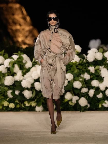 La modelo de Lo Management en la pasarela de Saint Laurent