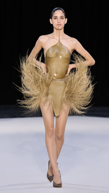 La modelo de LoManagement y un diseño escultórico en el desfile de Ashi Studio