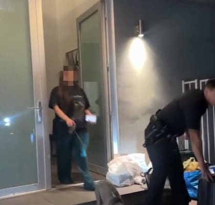 La modelo de Only Fans fue escoltada por la policía para que abandone la vivienda