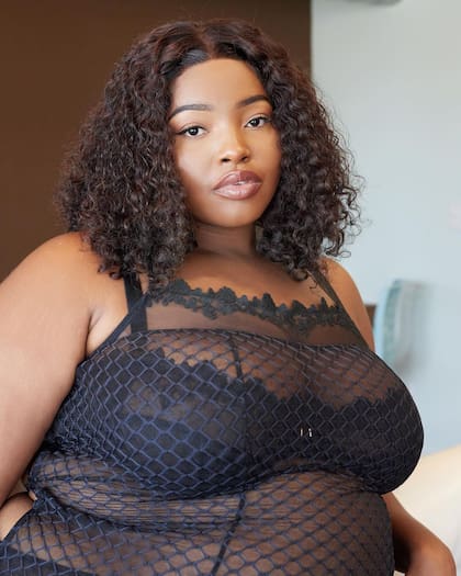 La modelo e influencer Victoria Lashay con un diseño de Savage X Fenty