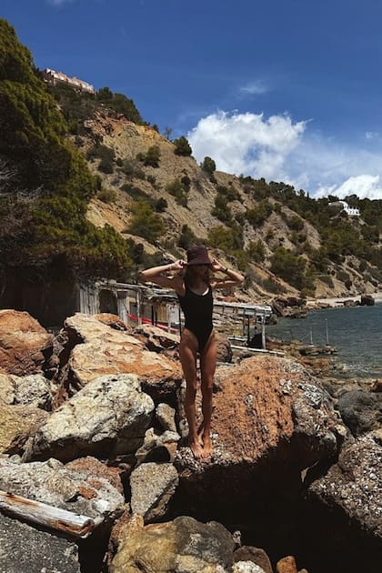La modelo eligió un traje de bañado calado muy sensual, y accesorizó su día de playa con un gorro para protegerse del sol.