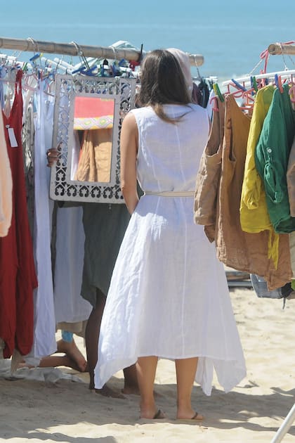 La modelo frente al espejo para chequear cómo le quedaba el vestido. Fue un sí rotundo y se lo llevó.