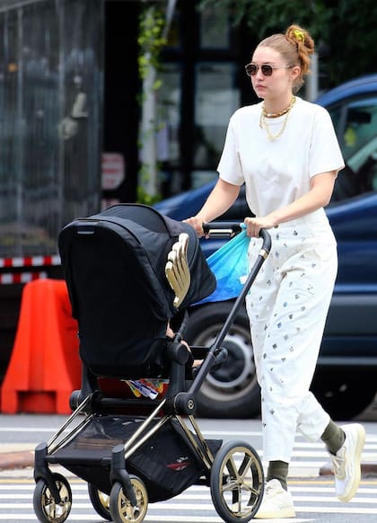 La modelo Gigi Hadid pasea a su hija Khai por la Gran Manzana.