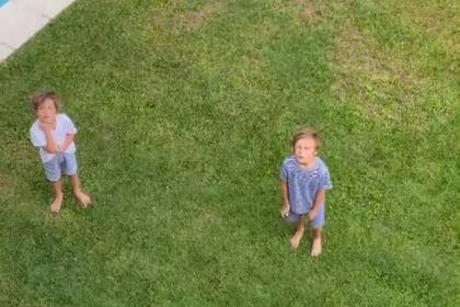 La modelo grabó desde la habitación donde se encuentra aislada a dos de sus hijos mientras le gritan que la extrañan y que quieren abrazarla